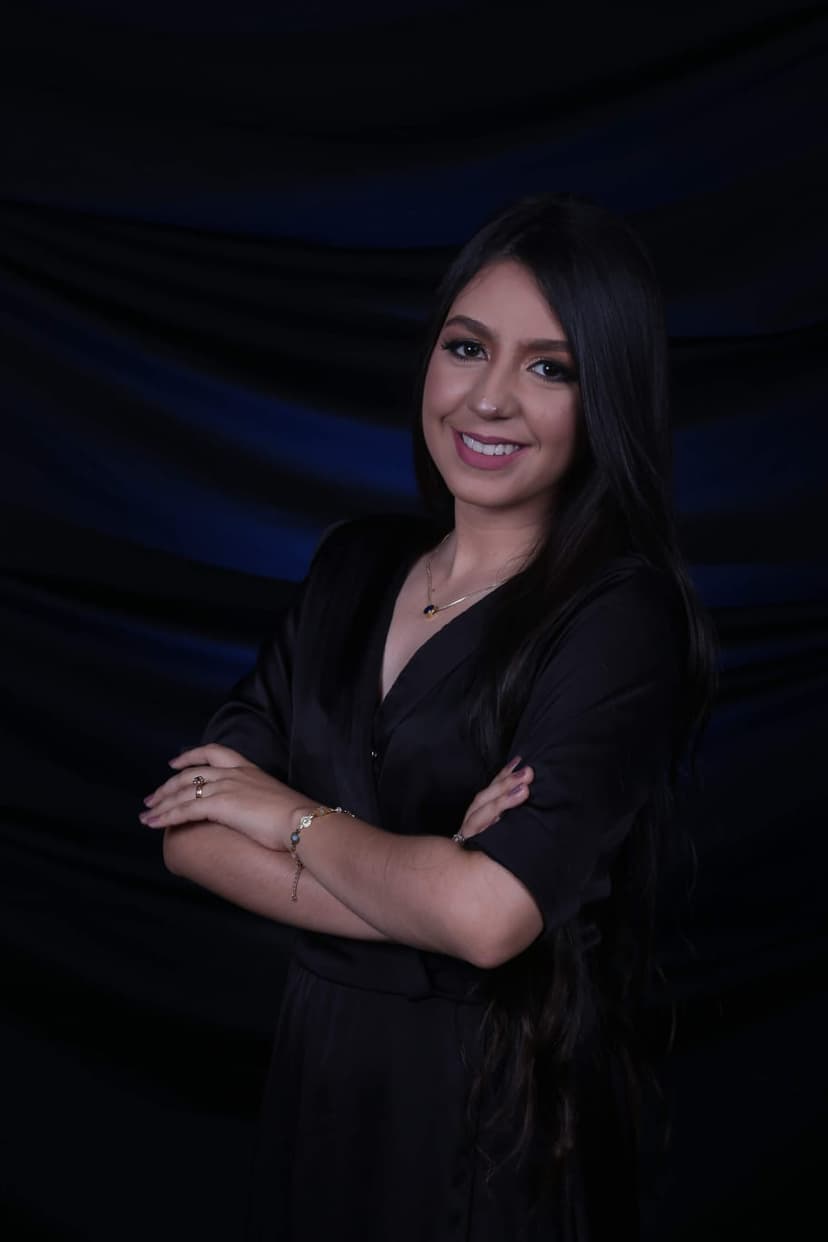 Psicóloga Maria Cristina em pé, sorrindo